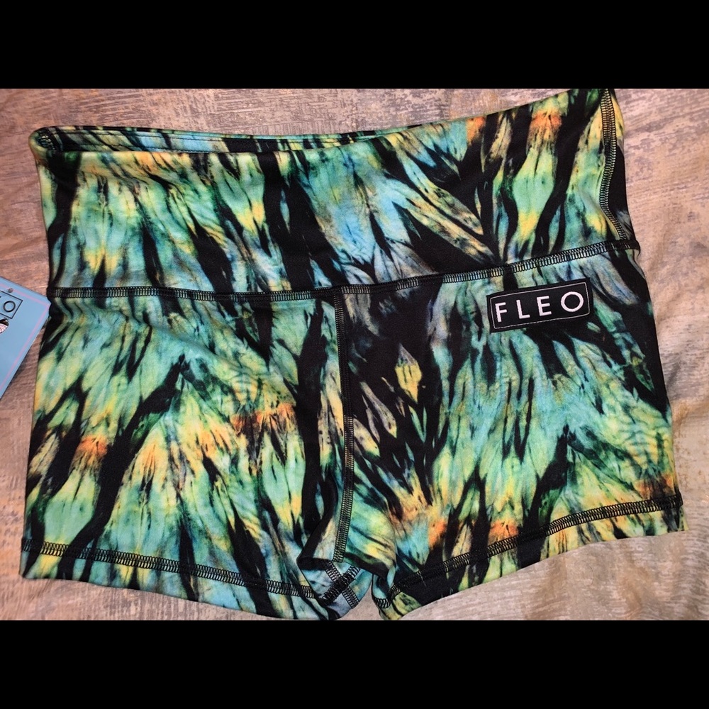 FLEO shorts, Medium, Feather Glow, NEW